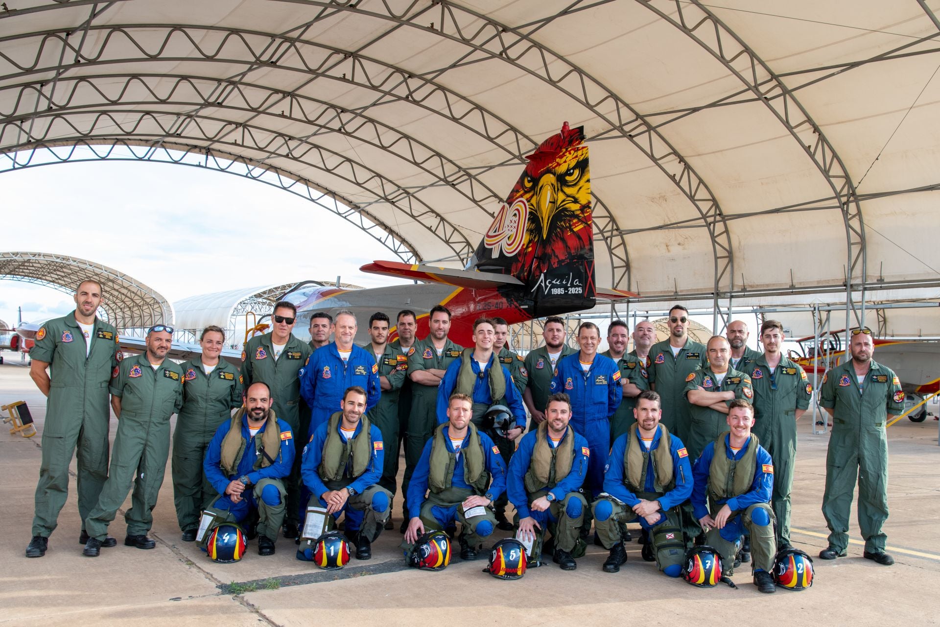Vuelo de Pedro Acosta en un C-101 de la Patrulla Águila