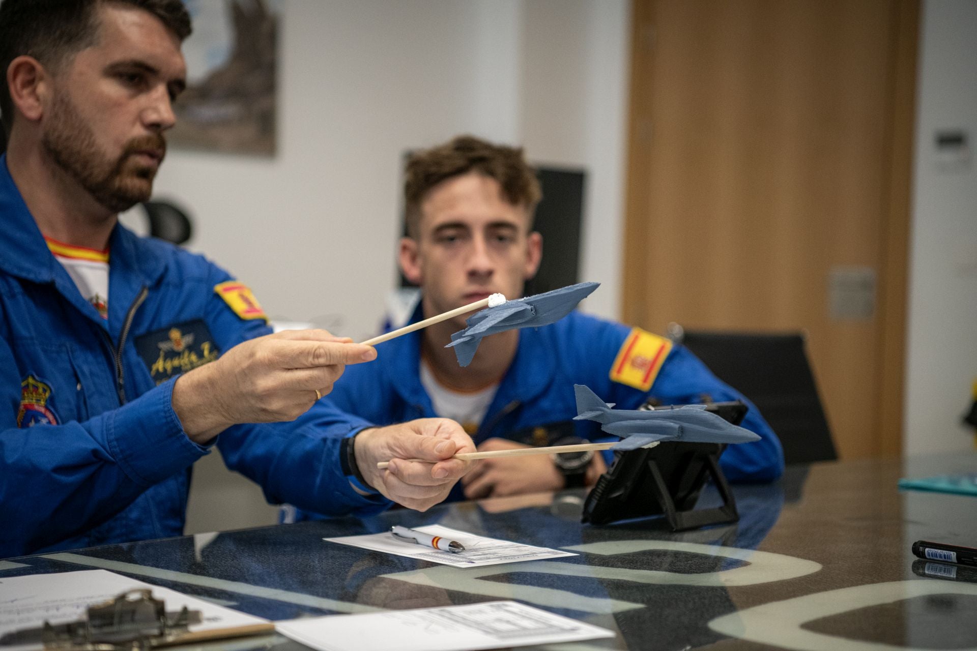 Vuelo de Pedro Acosta en un C-101 de la Patrulla Águila