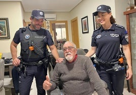 El vecino rescatado posa junto a los dos policías que le auxiliaron.