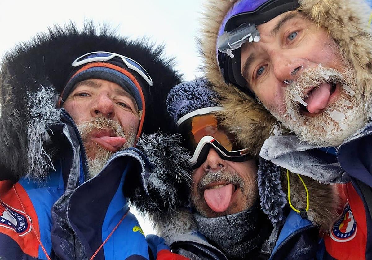 Imagen principal - Los montañeros Quitín Mira, Sechu López y José Trejo al fondo, durante una de las 39 jornadas de la expedición 'Mar de Hielo'.
