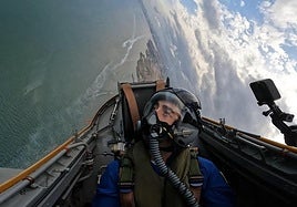 Pedro Acosta, en un C-101 de la Patrulla Águila.