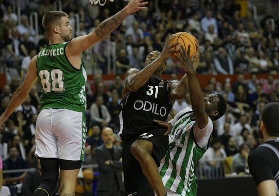 El pívot albinegro Ugochukwu, durante el partido.