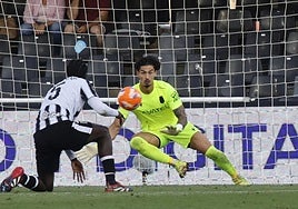 El portero Toni Fuidias se prepara para detener el balón en el partido contra el Tenerife de la semana pasada.