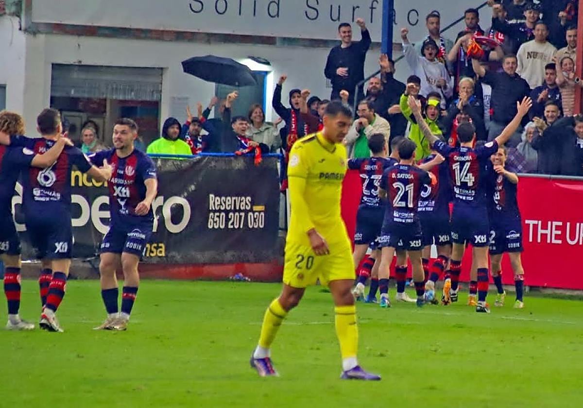 Los jugadores del Yeclano celebran un gol ante el Villarreal B.