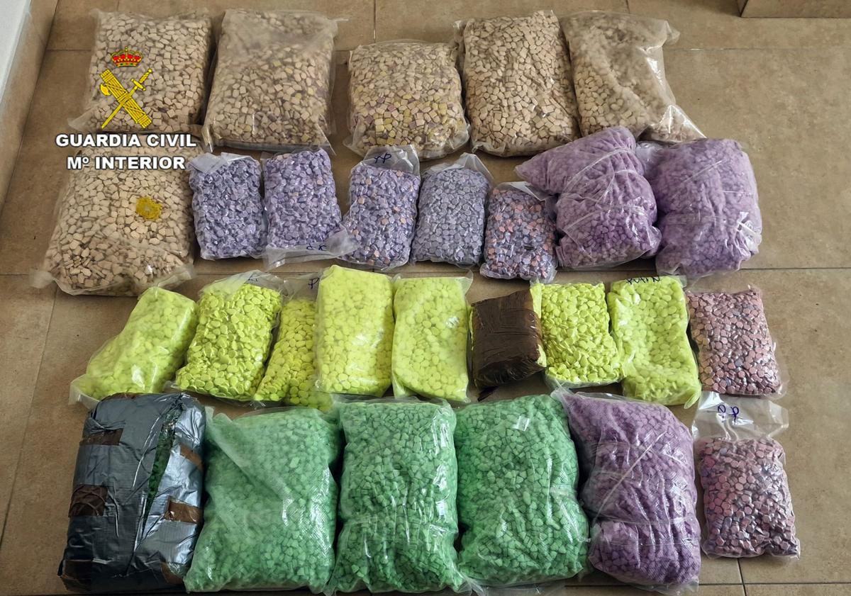 Imagen principal - Interceptan en aguas de la Región de Murcia uno de los mayores alijos de éxtasis incautados
