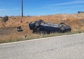 El estado del coche volcado, este sábado, en La Unión.