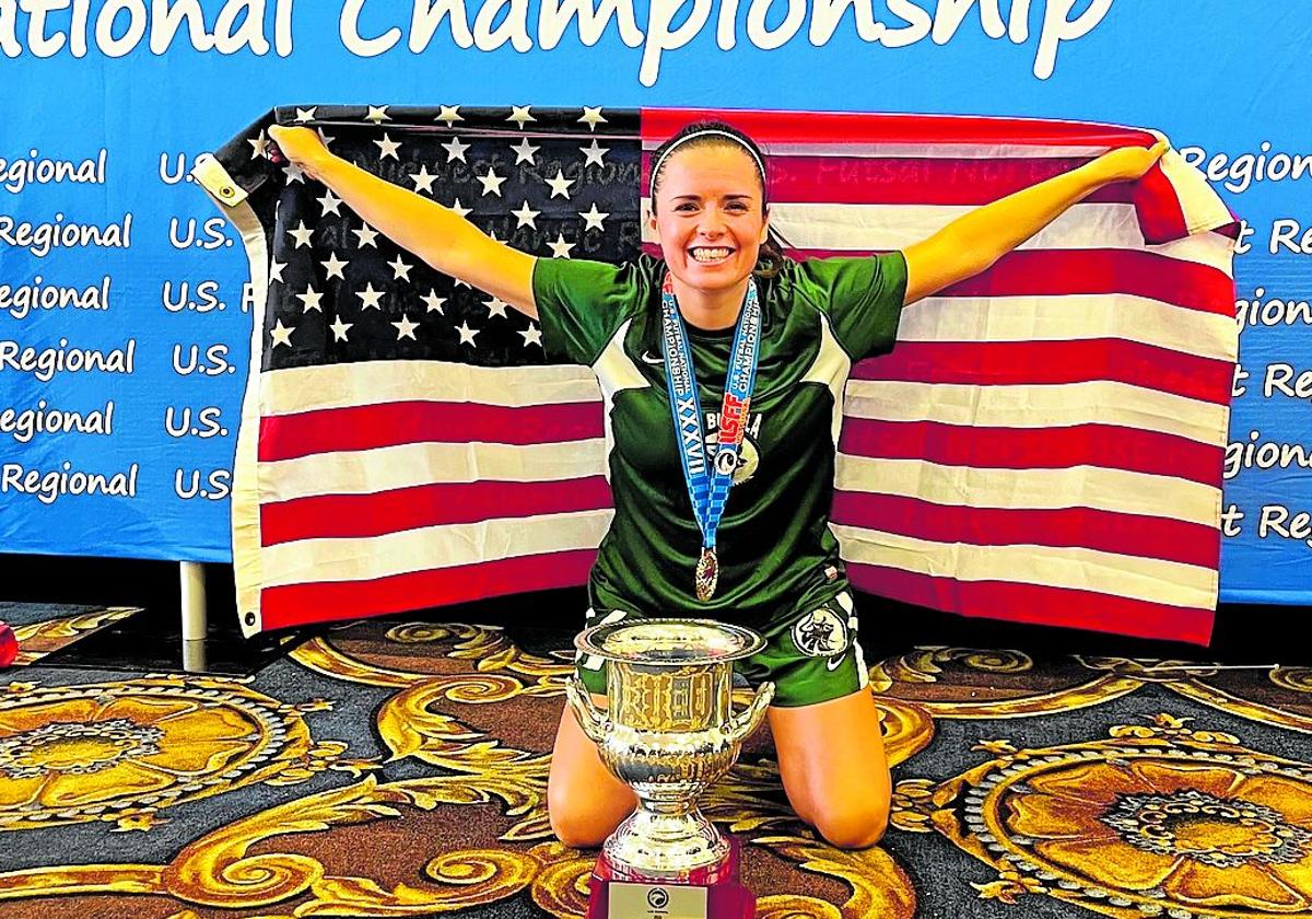 Marta Pelegrín, con la bandera de Estados Unidos y el título logrado en un torneo regional.