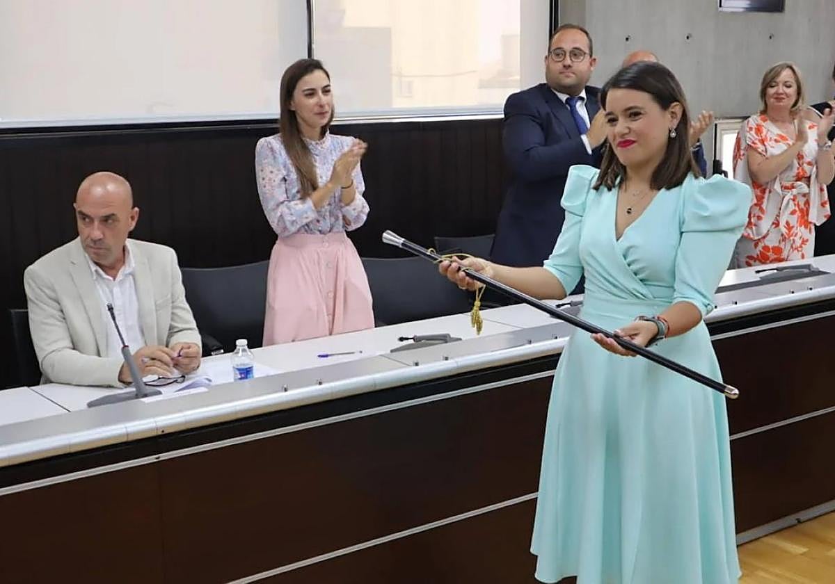 Ángela Gaona, exalcaldesa de San Pedro del Pinatar, con el bastón de mando. Dimitió a los 10 meses.