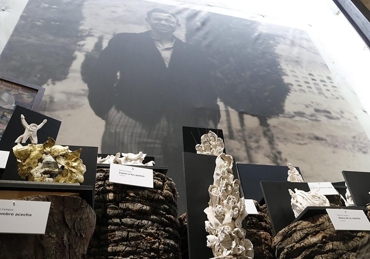 Algunas de las 14 obras de barro que interpretan poemas de Miguel Hernández, en el Centro de Recepción de Visitantes de la Casa Museo.