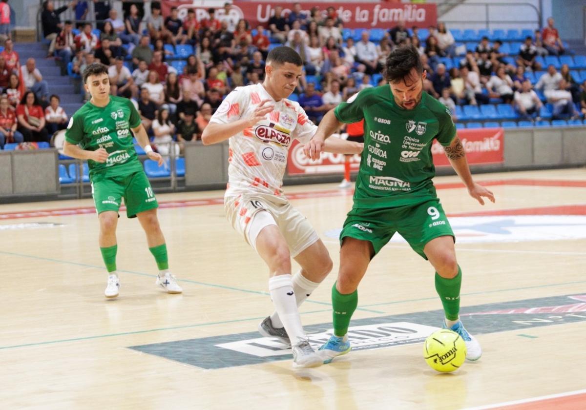Ricardinho disputa un balón a David Saldise.