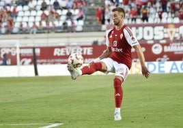 Flakus, delantero del Real Murcia, controla el balón ante un jugador del Algeciras.