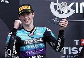 Máximo Quiles, este domingo, con el trofeo tras quedar segundo en el Gran Premio de Gran Bretaña.