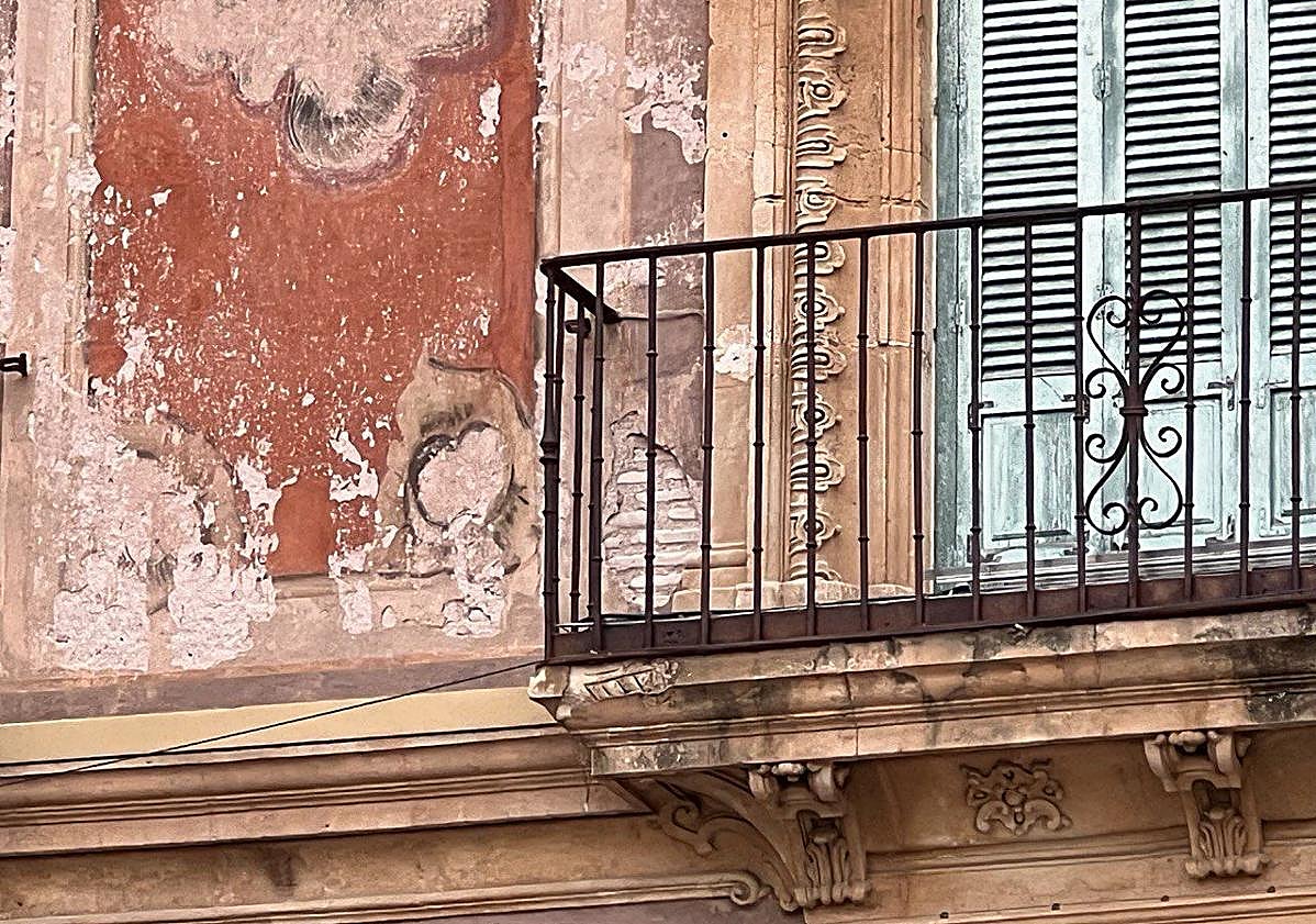 Imagen principal - Huermur denuncia que la fachada del Palacio Episcopal de Murcia «se cae a pedazos»