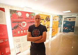El profesor e investigador, Francisco Oliva, en el vestículo de la Facultad de Biología de la UMU.