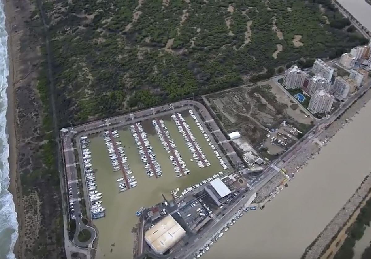 Imagen de la desembocadura del Segura, de la duna del puerto y playa Viviers, durante la dana de 2019.