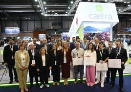 Representantes de algunas de las empresa certificadas, en la reciente Feria de Defensa, con autoridades.