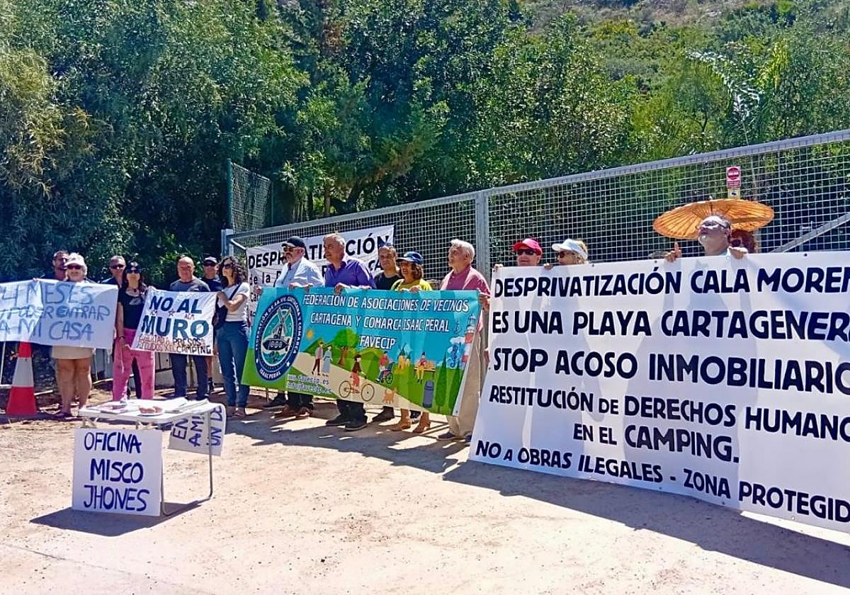 Concentración de protesta en El Portús, este domingo.
