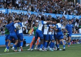 Los jugadores del Sabadell celebran uno de los goles marcados ante el UCAM CF en la Nova Creu Alta.