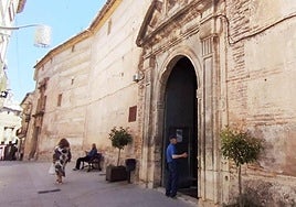Tres vecinos, ayer, en el pórtico de la iglesia de San José, uno de los que será rehabilitado.