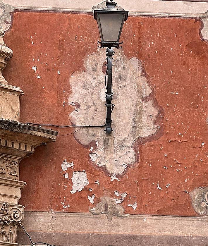 Imagen secundaria 2 - Huermur denuncia que la fachada del Palacio Episcopal de Murcia «se cae a pedazos»