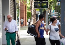 Un termómetro marca 40 grados en Murcia, en una imagen de archivo.