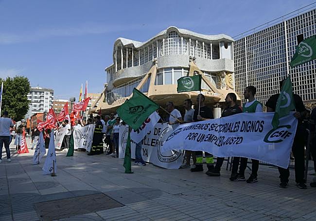 Los trabajadores de Navantia protestan a las puertas de la Asamblea Regional.