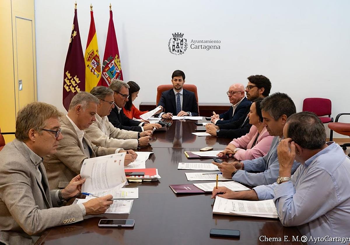 La Comisión de Hacienda, ayer, reunida bajo la presidencia del edil y portavoz de los populares, Nacho Jáudenes.