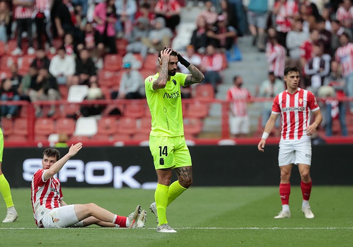 Álex Millán se echa las manos a la cabeza tras una decisión del árbitro, el domingo en Gijón.