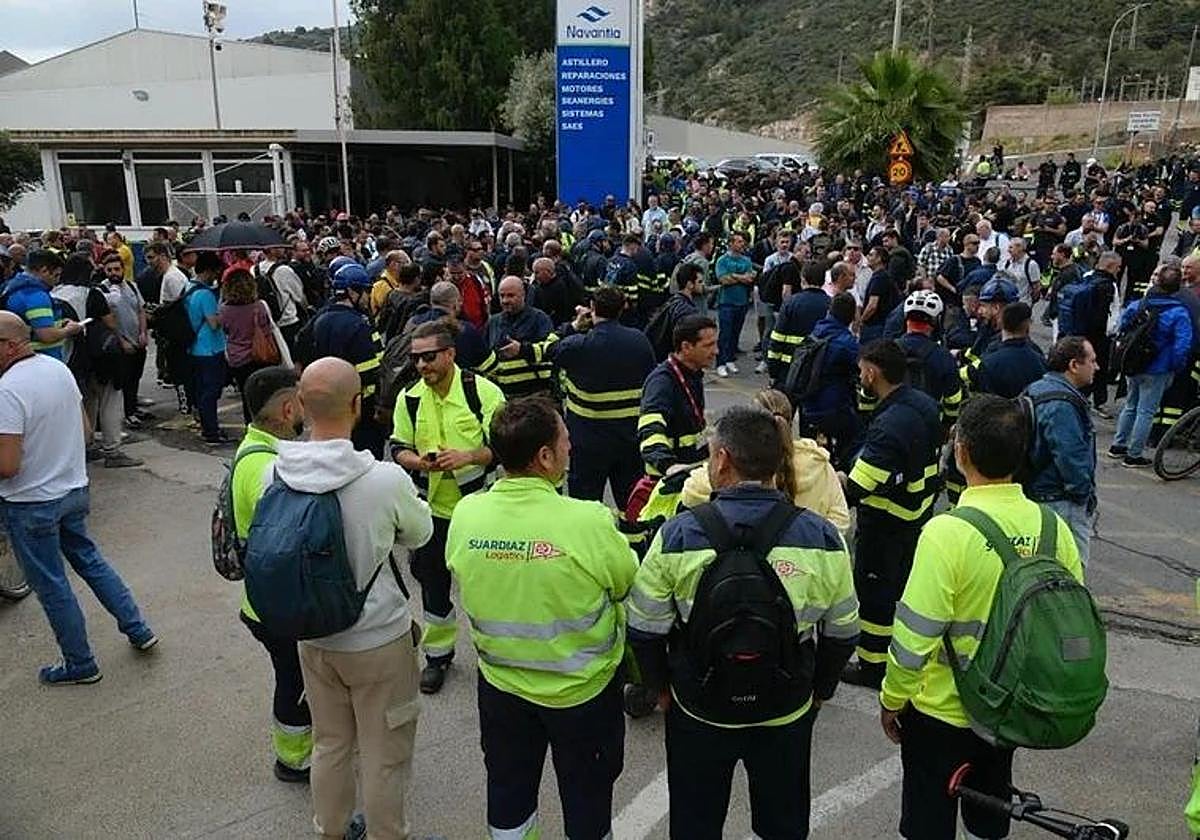 Empleados concentrados a las puertas de Navantia, en Cartagena, en una imagen de archivo.