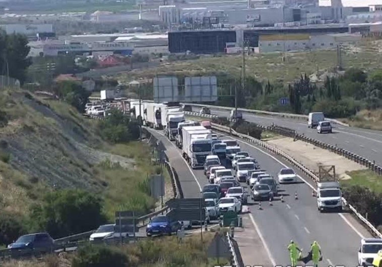 Desvío del tráfico en la autovía A-30 por el accidente de cuatro vehículos en Moliand e Segura.