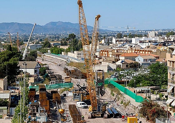 Maquinaria pesada desplegada en el tramo del soterramiento comprendido entre la alameda de Cervantes y el colegio Ana Caicedo.