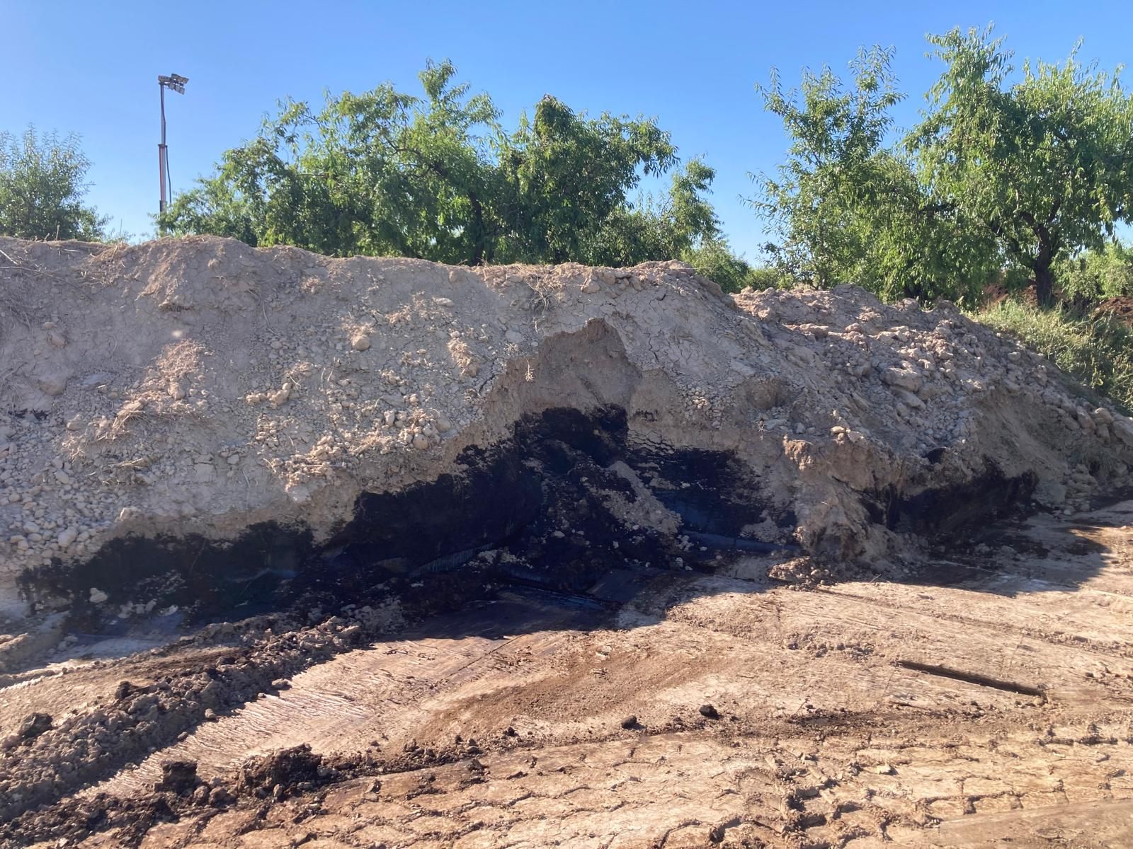 El petróleo vertido se infiltra dos metros en la finca de Calasparra