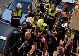 Los agentes de la Policía Local, este martes, deteniendo al hombre.
