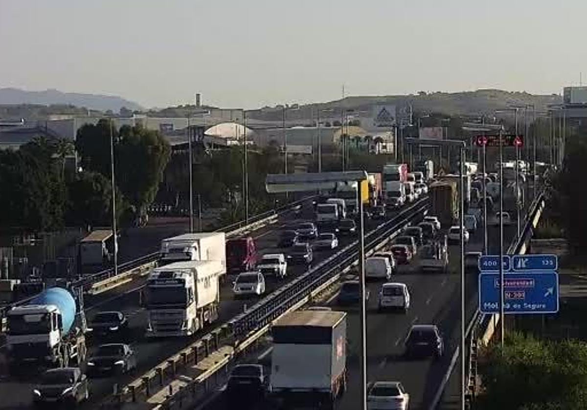 Tráfico congestionado en la A-30 este miércoles.