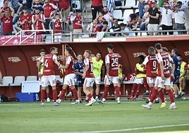 Los jugadores del Real Murcia, tanto los de campo como los suplentes, celebran el gol de Saveljich en el choque del pasado sábado ante el Algeciras en el Enrique Roca.
