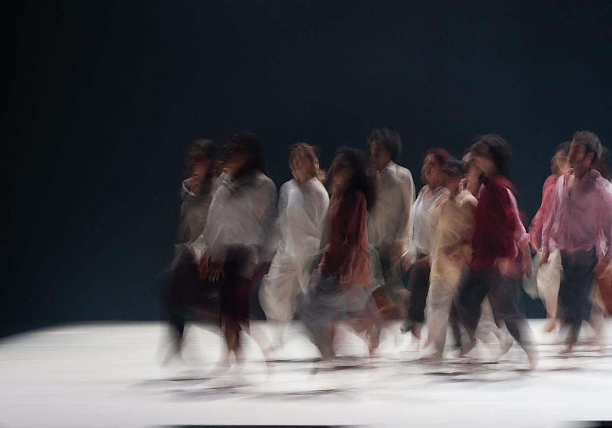 Elenco de bailarines sobre el escenario.