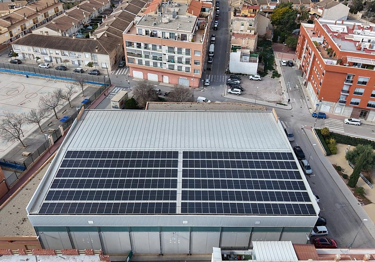 Paneles solares instalados por X-ELIO en el Pabellón Municipal San José (Lorca).