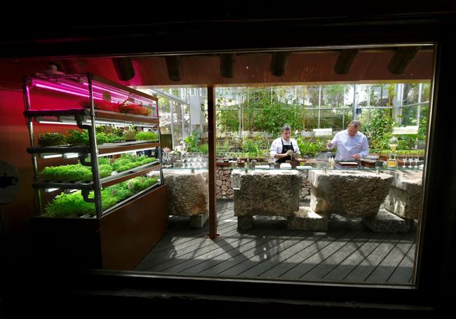 El laboratorio, visto desde la sala del restaurante.