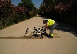 Un operario pone a punto uno de los drones que participarán en la campaña.