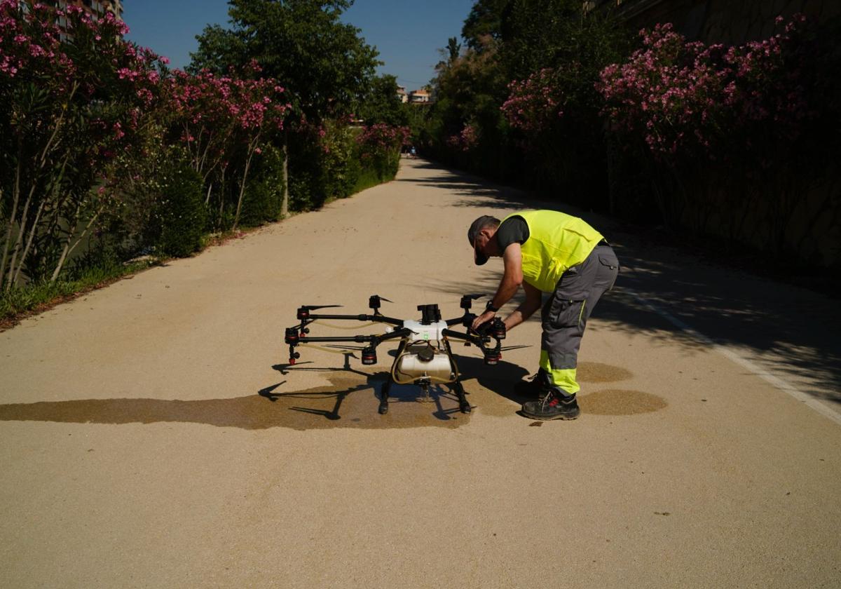 Un operario pone a punto uno de los drones que participarán en la campaña.