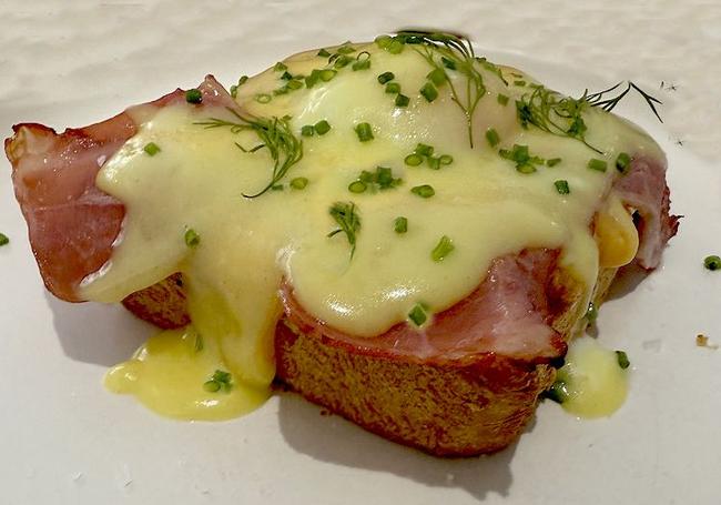 Huevos Benedictine