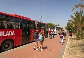 Jóvenes cogen el autobús en una imagen de archivo.