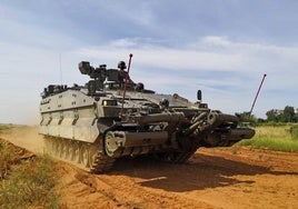 CT ha aplicado ingeniería de sistemas, diseño estructural y soporte logístico a vehículos esenciales para el Ejército de Tierra como el VCZAP Castor o en el VCR 8x8 Dragón. En la imagen inferior, programa de mantenimiento 4.0 con realidad aumentada.