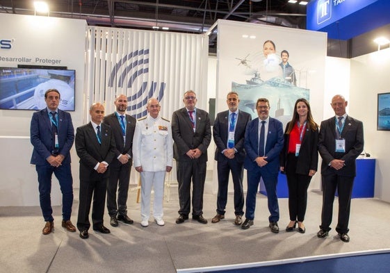 Visita del Jefe del Estado Mayor de la Defensa, Teodoro López Calderón, en el estand de SAES en Feindef, junto alpresidente de SAES, Javier Mármol (c); el director general, César Solano, y el resto del equipo de SAES.