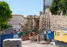 Trabajos de micropilotaje en la calle Gigante para la reconstrucción del muro, ayer.