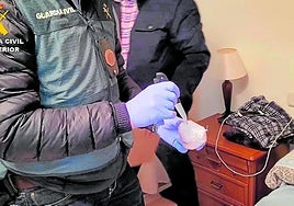 Un guardia civil se incauta de droga en uno de los registros en 2022.