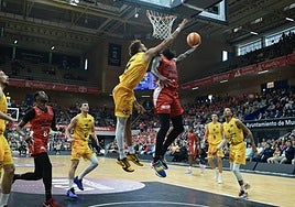 Sant-Roos intenta evitar el tapón de Conditt IV en el UCAM-Gran Canaria de la ida.