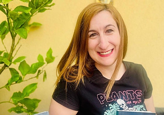 Rosa María Pascual posa con sus dos libros publicados.