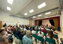Los vecinos de La Aljorra, reunidos este miércoles en el centro cívico de la localidad.