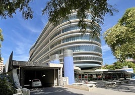 Un vehículo municipal entra en el aparcamiento del edificio Abenarabi, en una imagen de archivo.